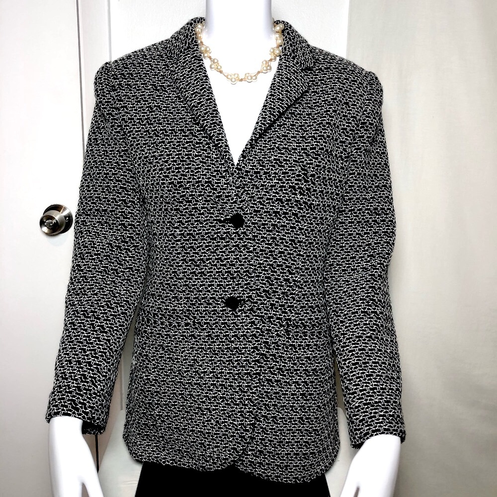 Chanel Boutique 98 Black/White Wool Jacket Blazer